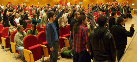 Pablo Iglesias supervisa a los estudiantes que encabezan el boicot